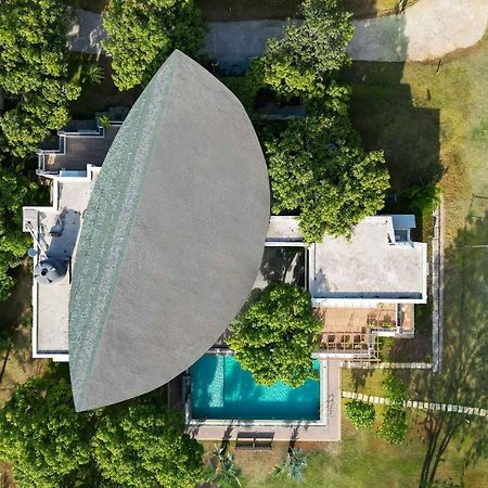 The Leaf By Stayvista - An Enchanting Escape Offering A Pool, Terrace, Lush Lawn, Contemporary Interiors, And Indoor Games Alībāg Exterior photo