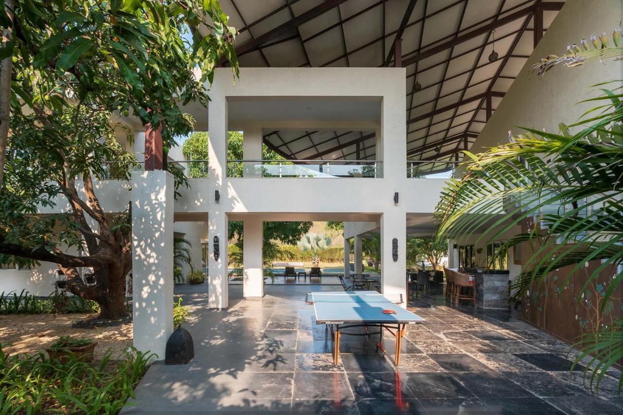 The Leaf By Stayvista - An Enchanting Escape Offering A Pool, Terrace, Lush Lawn, Contemporary Interiors, And Indoor Games Alībāg Exterior photo