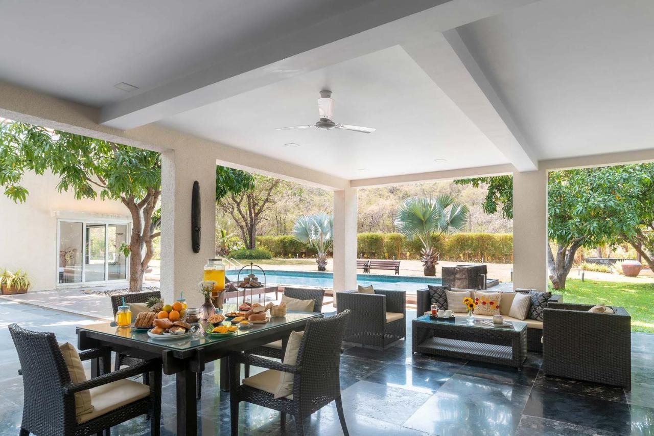 The Leaf By Stayvista - An Enchanting Escape Offering A Pool, Terrace, Lush Lawn, Contemporary Interiors, And Indoor Games Alībāg Exterior photo