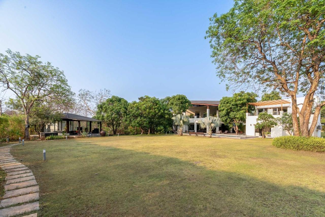 The Leaf By Stayvista - An Enchanting Escape Offering A Pool, Terrace, Lush Lawn, Contemporary Interiors, And Indoor Games Alībāg Exterior photo
