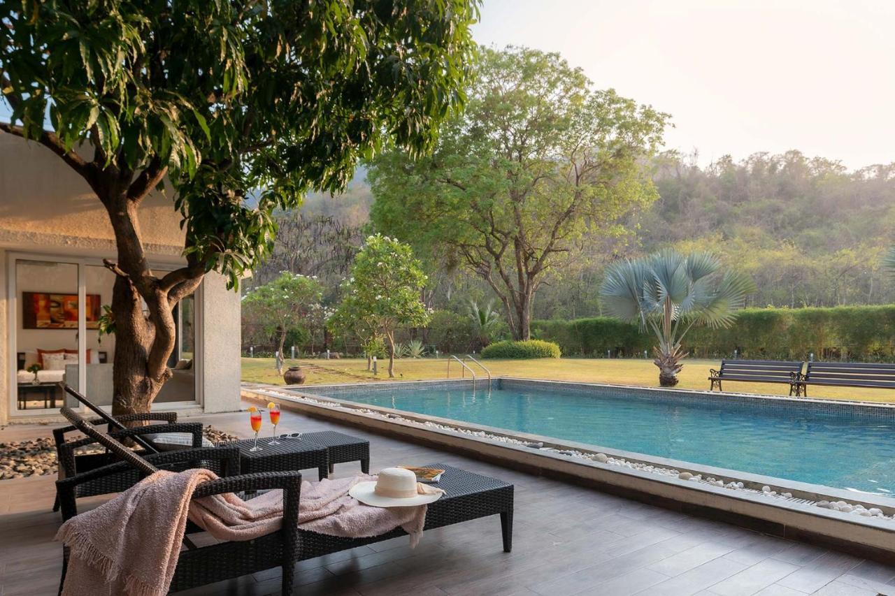 The Leaf By Stayvista - An Enchanting Escape Offering A Pool, Terrace, Lush Lawn, Contemporary Interiors, And Indoor Games Alībāg Exterior photo