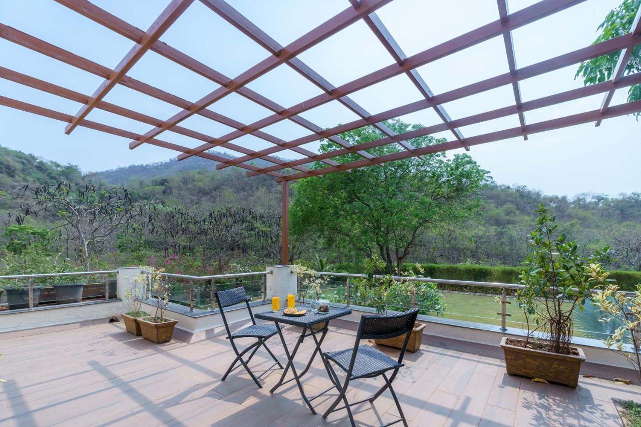 The Leaf By Stayvista - An Enchanting Escape Offering A Pool, Terrace, Lush Lawn, Contemporary Interiors, And Indoor Games Alībāg Exterior photo