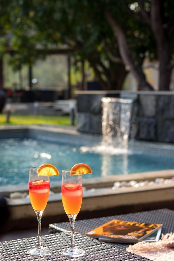 The Leaf By Stayvista - An Enchanting Escape Offering A Pool, Terrace, Lush Lawn, Contemporary Interiors, And Indoor Games Alībāg Exterior photo