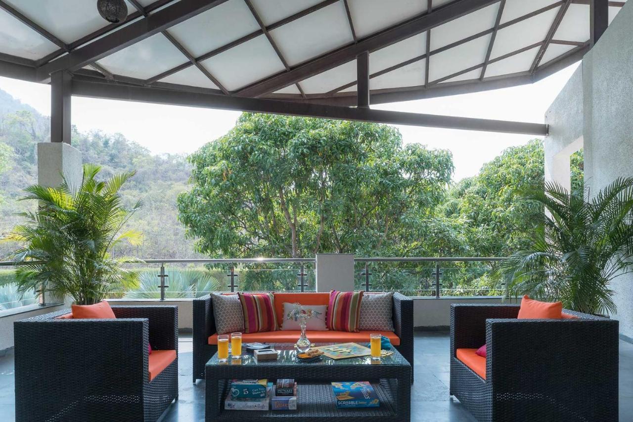 The Leaf By Stayvista - An Enchanting Escape Offering A Pool, Terrace, Lush Lawn, Contemporary Interiors, And Indoor Games Alībāg Exterior photo