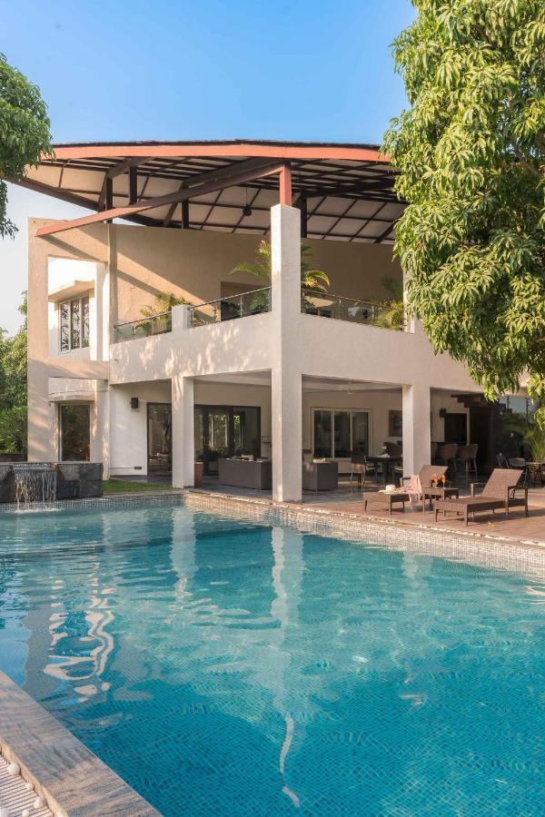 The Leaf By Stayvista - An Enchanting Escape Offering A Pool, Terrace, Lush Lawn, Contemporary Interiors, And Indoor Games Alībāg Exterior photo