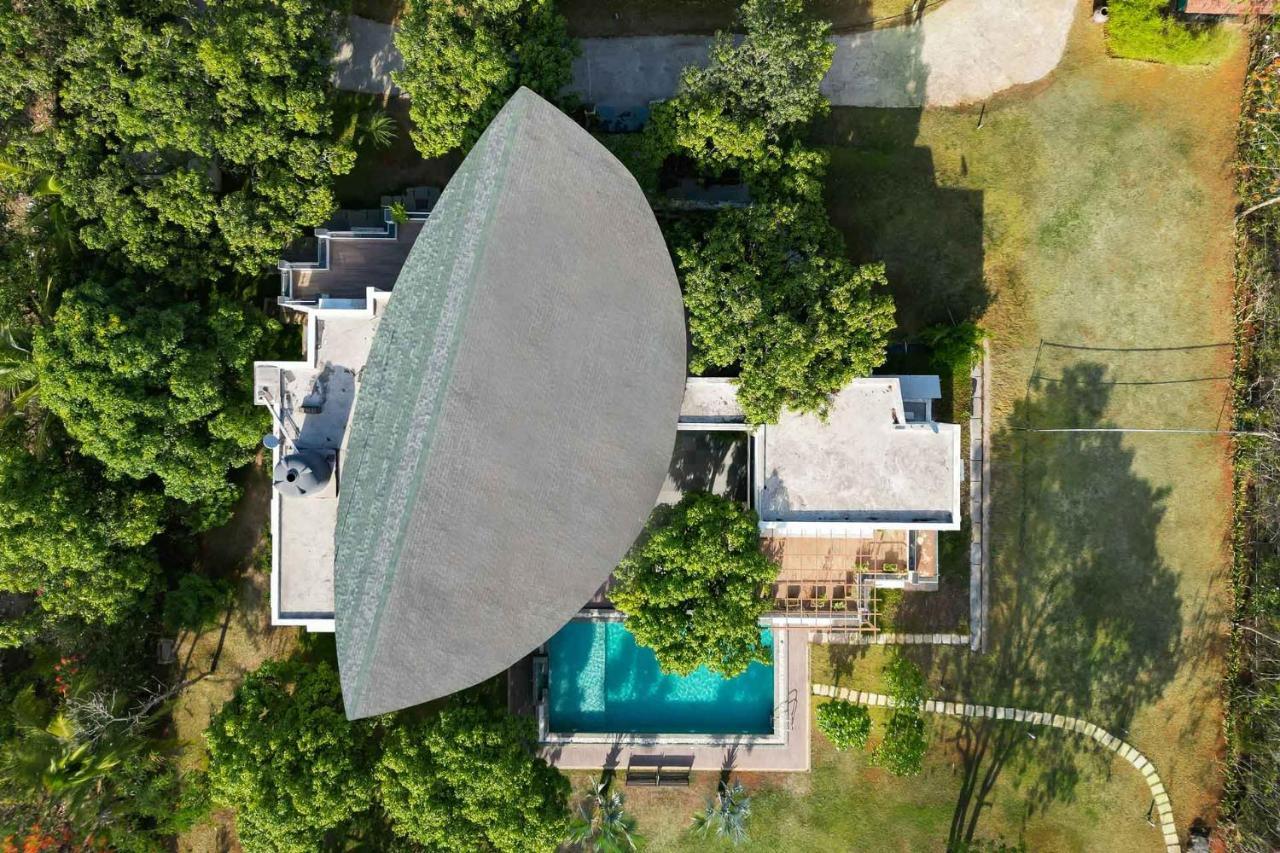The Leaf By Stayvista - An Enchanting Escape Offering A Pool, Terrace, Lush Lawn, Contemporary Interiors, And Indoor Games Alībāg Exterior photo