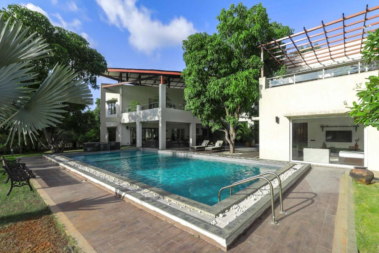 The Leaf By Stayvista - An Enchanting Escape Offering A Pool, Terrace, Lush Lawn, Contemporary Interiors, And Indoor Games Alībāg Exterior photo